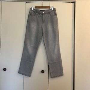 Gray/white in fine thin stripe in size 8 short